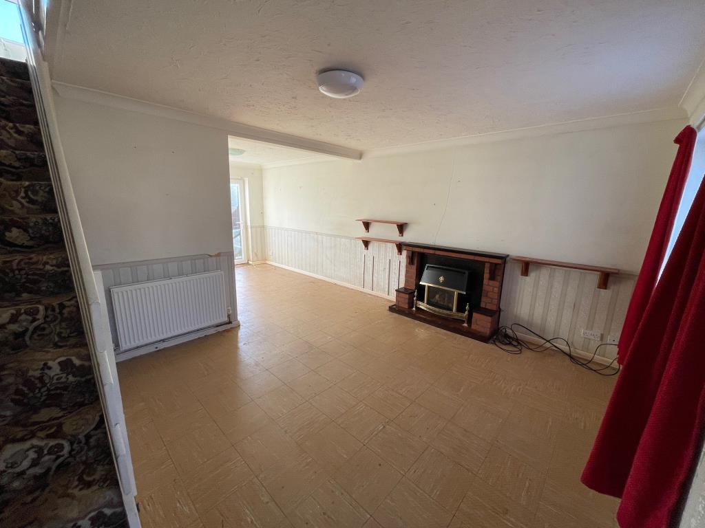 Lot: 122 - SEMI-DETACHED HOUSE FOR IMPROVEMENT - Living room from front of the house